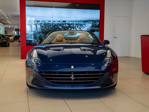 Used 2016 Ferrari California T RWD image 2