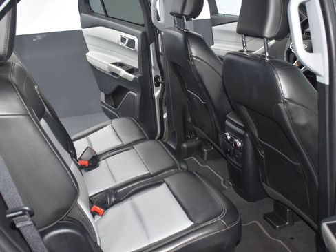 Used 2022 Ford Explorer XLT w/ Equipment Group 202A image 11