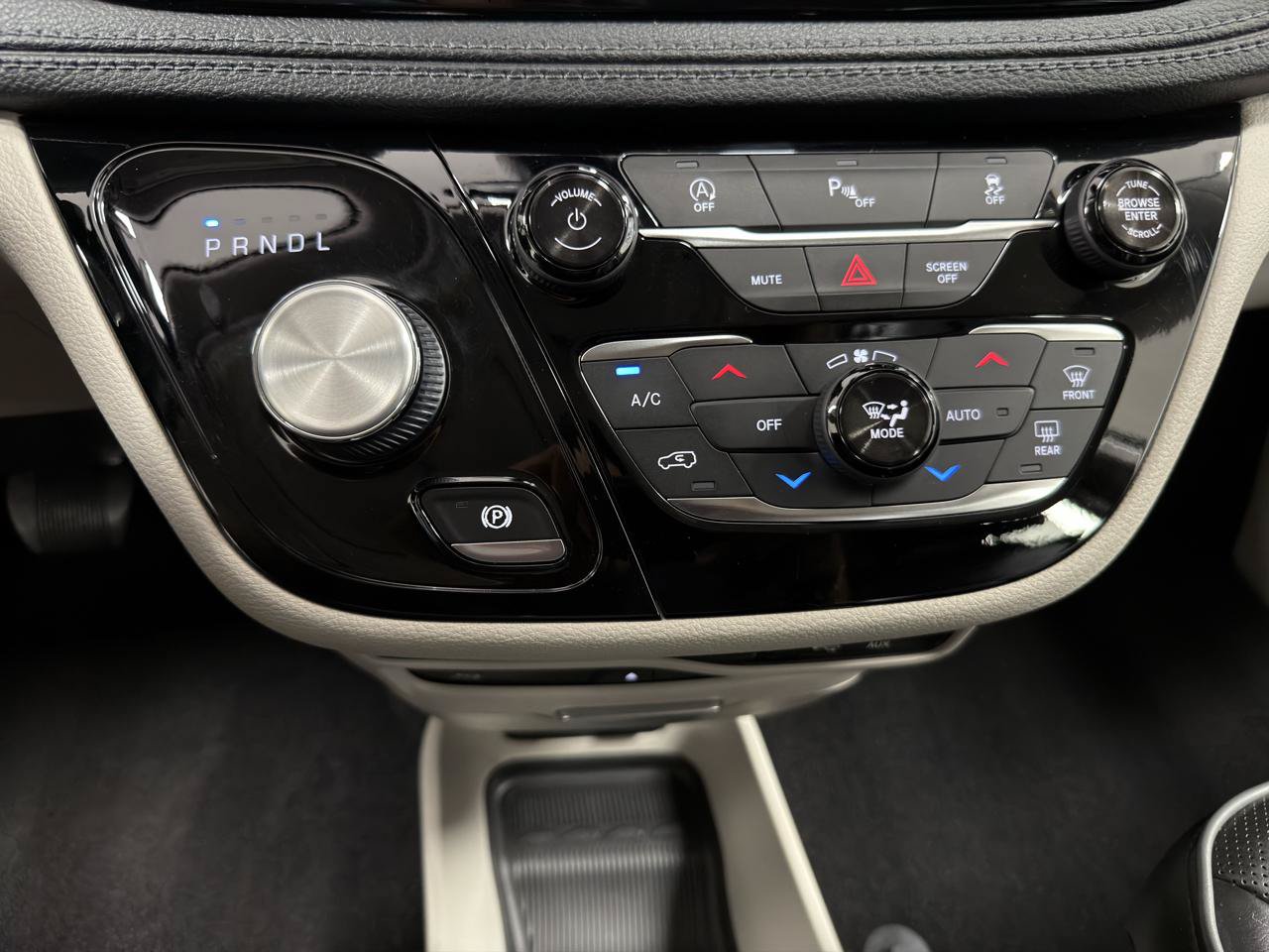 Used 2019 Chrysler Pacifica Limited FWD image 22