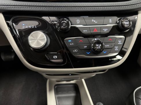 Used 2019 Chrysler Pacifica Limited FWD image 22