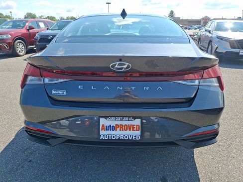 Used 2021 Hyundai Elantra SE FWD image 5
