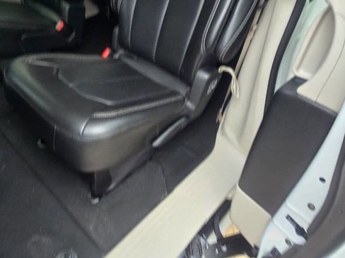 Used 2024 Chrysler Pacifica Touring-L image 22