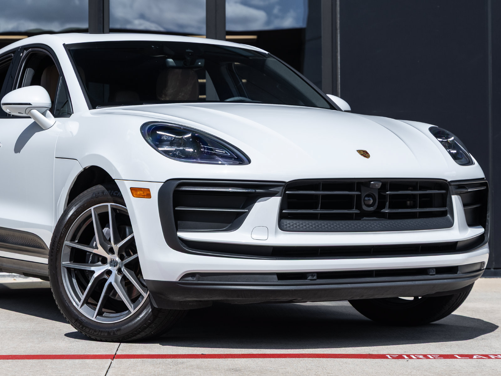 Certified 2024 Porsche Macan AWD/4WD image 9