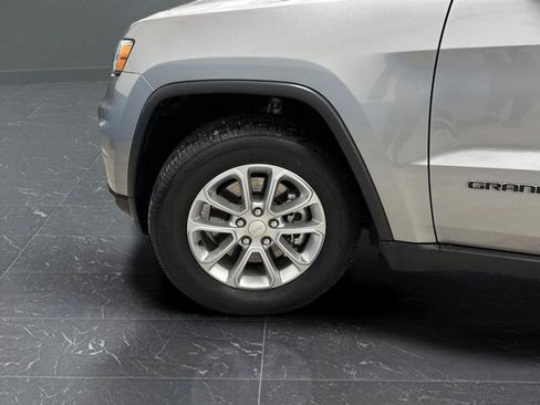 Used 2021 Jeep Grand Cherokee Laredo image 32