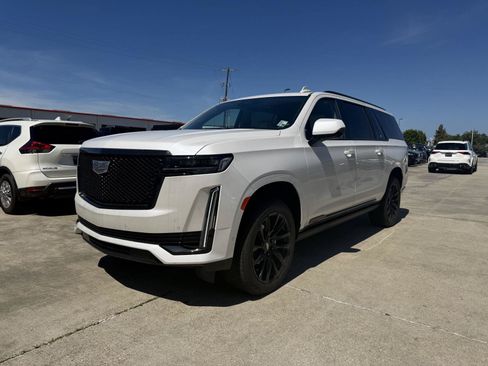 Used 2024 Cadillac Escalade ESV Sport Platinum w/ LPO, ONYX Package AWD/4WD image 2