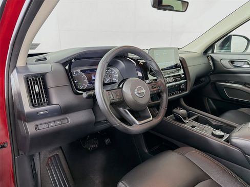 Used 2023 Nissan Pathfinder SL w/ Black Appearance Package image 9