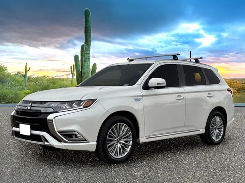 Used 2019 Mitsubishi Outlander 4WD Plug-In Hybrid image 2