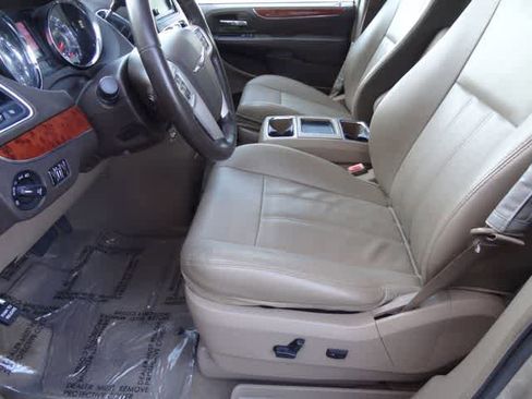 Used 2014 Chrysler Town & Country Touring FWD image 6
