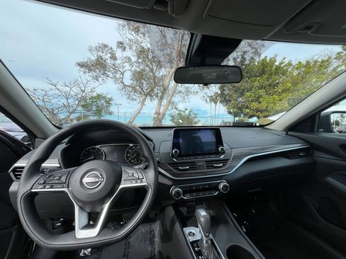 Used 2025 Nissan Altima 2.5 SV image 34