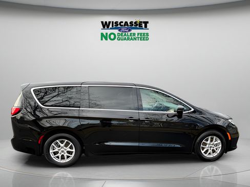 Used 2024 Chrysler Pacifica Touring-L FWD image 5
