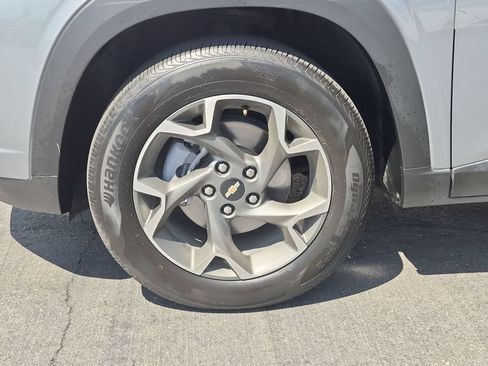 Used 2025 Chevrolet Trax LT FWD image 11