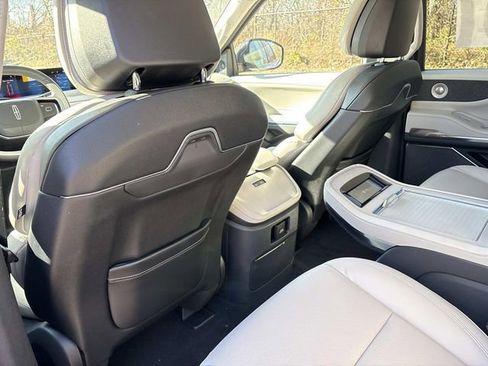 New 2025 Lincoln Navigator L Reserve AWD/4WD image 16
