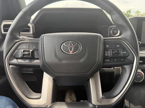 Used 2025 Toyota 4Runner SR5 AWD/4WD image 32