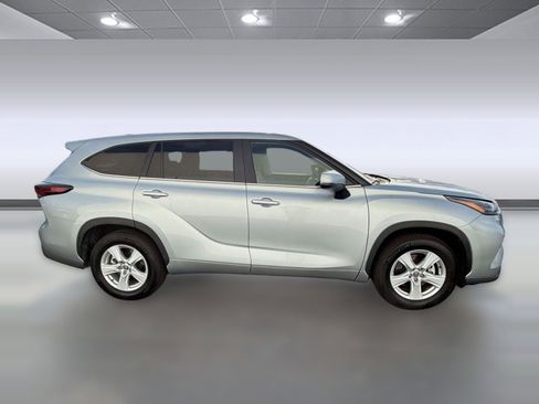 Used 2025 Toyota Highlander LE FWD image 8