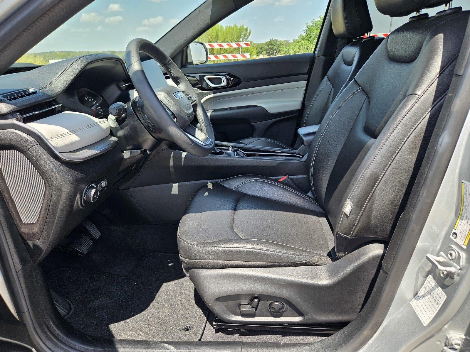 Used 2025 Jeep Compass Limited AWD/4WD image 17
