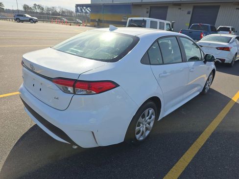 Used 2021 Toyota Corolla LE image 3