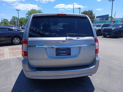 Used 2016 Chrysler Town & Country Touring w/ Driver Convenience Group FWD image 7