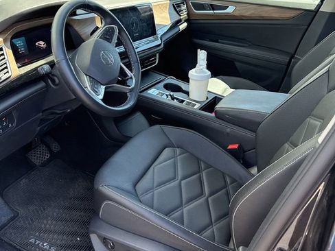 Used 2025 Volkswagen Atlas SE AWD/4WD image 7