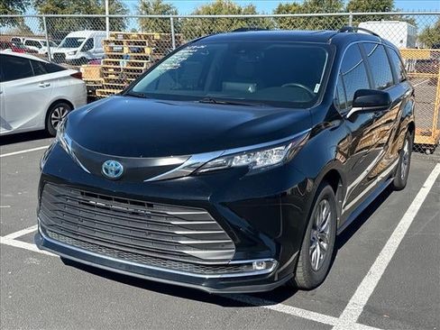 Used 2022 Toyota Sienna XLE image 1