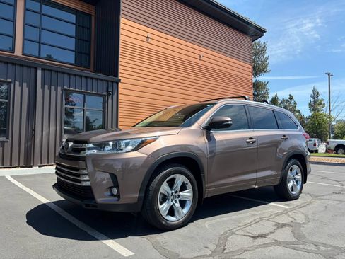Used 2018 Toyota Highlander Limited w/ Carpet Mat Package (TMS) AWD/4WD image 1
