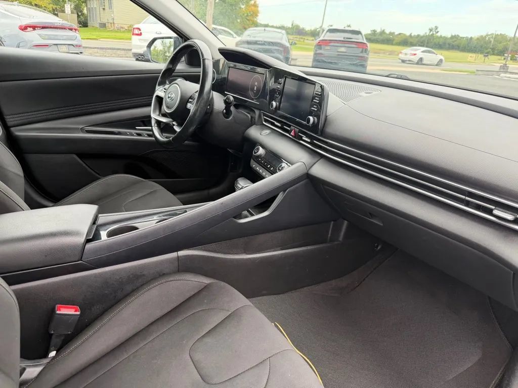 Used 2022 Hyundai Elantra SEL w/ Convenience + Premium Package FWD image 8