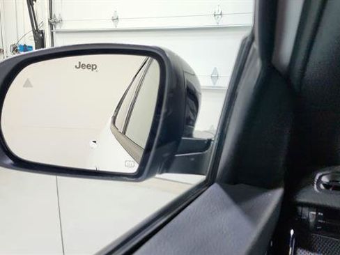 Used 2025 Jeep Compass Trailhawk AWD/4WD image 13