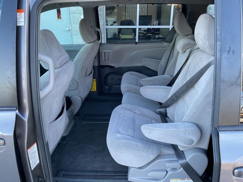 Used 2015 Toyota Sienna LE image 26