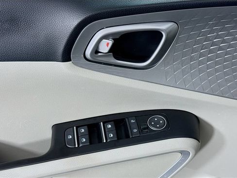 Used 2025 Kia Soul LX FWD image 17