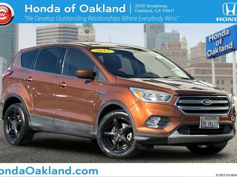 Used 2017 Ford Escape SE image 1