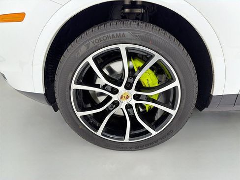Certified 2019 Porsche Cayenne E-Hybrid AWD/4WD image 40