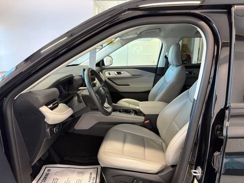 Used 2025 Ford Explorer Active w/ Active Comfort Package AWD/4WD image 12