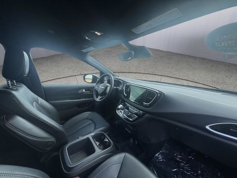 Used 2025 Chrysler Pacifica Select FWD image 40