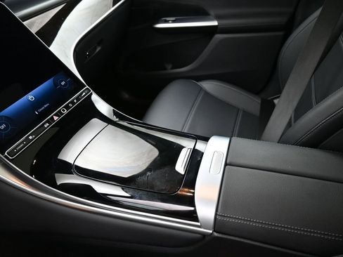 Used 2025 Mercedes-Benz GLC 300 4MATIC image 19