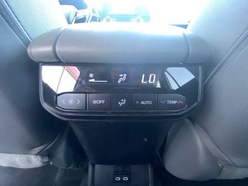 Used 2023 Toyota Highlander LE AWD/4WD image 23