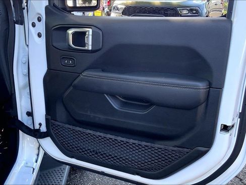 Used 2022 Jeep Wrangler Unlimited Sahara w/ Cold Weather Group AWD/4WD image 19