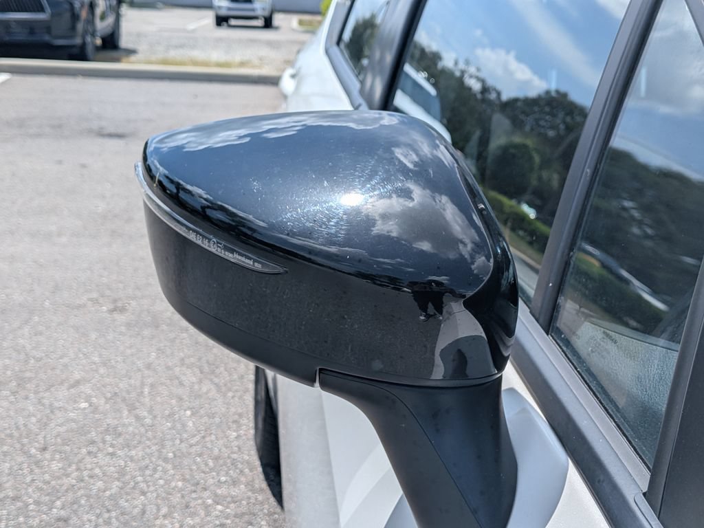 Used 2025 Nissan Versa SR FWD image 11