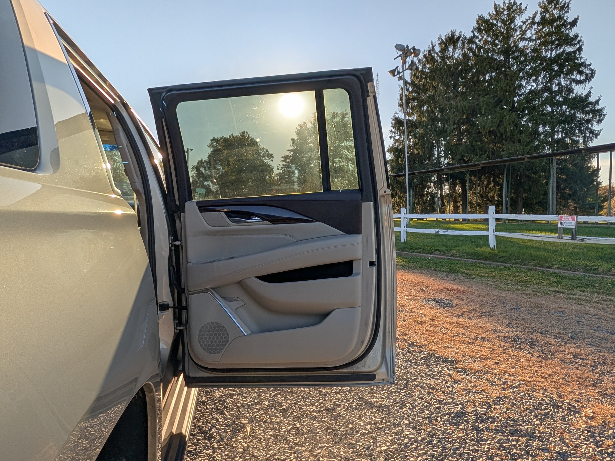 Used 2017 Cadillac Escalade ESV Luxury AWD/4WD image 12