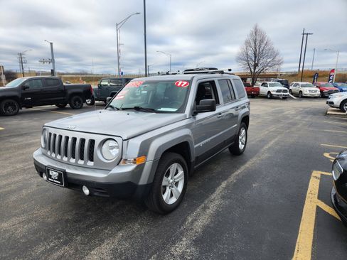Used 2017 Jeep Patriot Latitude AWD/4WD image 2