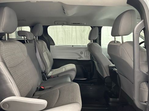 Used 2025 Toyota Sienna LE image 55