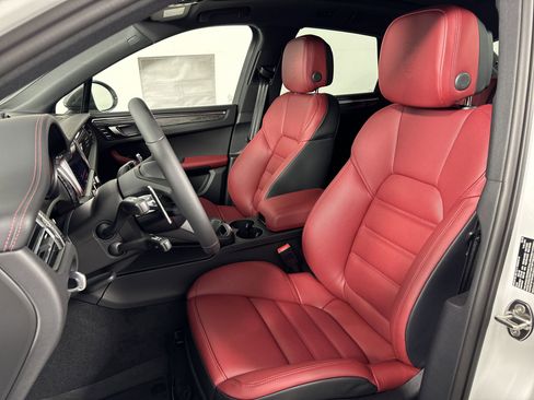 Certified 2025 Porsche Macan Turbo image 5