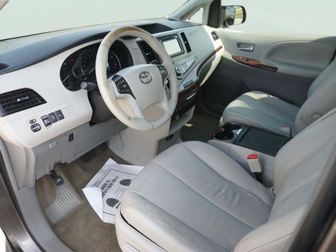 Used 2013 Toyota Sienna XLE FWD image 8