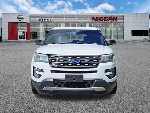 Used 2017 Ford Explorer XLT FWD image 2