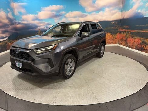 Used 2022 Toyota RAV4 XLE AWD/4WD image 4