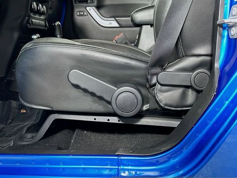 Used 2016 Jeep Wrangler Unlimited Sahara w/ Connectivity Group image 19