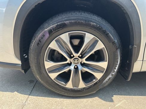 Used 2024 Toyota Highlander XLE image 6