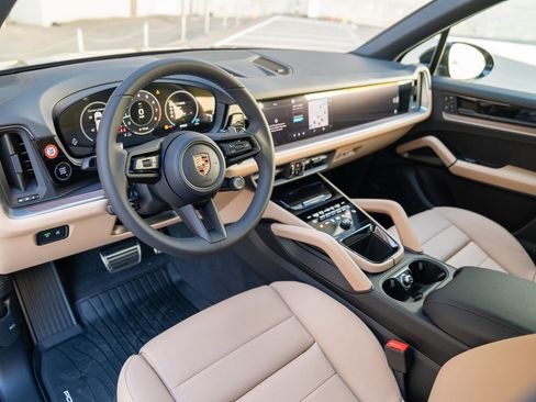 Certified 2026 Porsche Cayenne AWD/4WD image 4