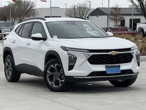 Certified 2025 Chevrolet Trax LT image 2