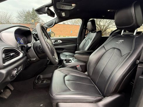 Used 2024 Chrysler Pacifica Select image 10