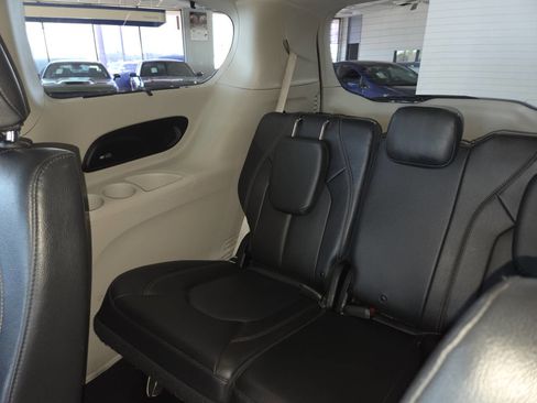 Used 2019 Chrysler Pacifica Touring-L Plus FWD image 23