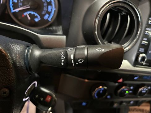 Used 2020 Toyota Tacoma SR5 AWD/4WD image 24